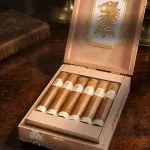 Drew Estate Undercrown Shade Robusto 12’li açık ahşap puro kutusu