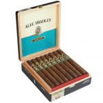 Alec Bradley Prensado Churchill purolarının açık ahşap kutusu